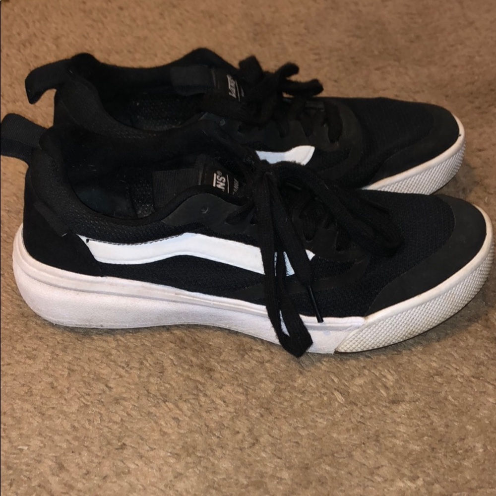 Vans Ultrarange - 6.5 men/8 woman -Black and White